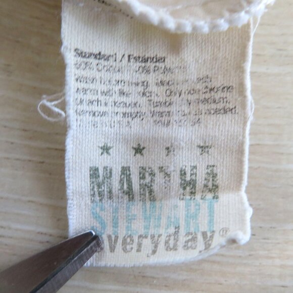 Vintage Martha Stewart Everyday Standard Pillowcases Pair of 2 Eyelet Scalloped - Picture 13 of 13